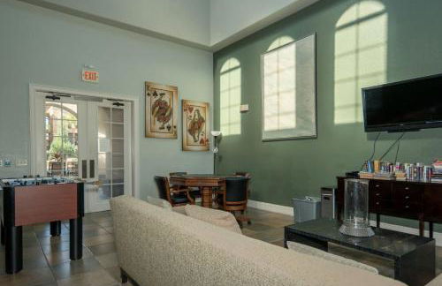 Pool view, 10 miles to Disney World, washer, dryer, kitchen, Wifi, two pools, ground level - Foto 20