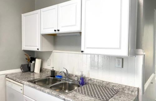 Walk to Wrigley 3BR1BA Sleeps 8 Free Parking - Foto 31