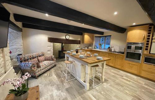 Large Historic Farmhouse in Rhondda Valley Perfect for Groups with Hot Tub - Foto 2