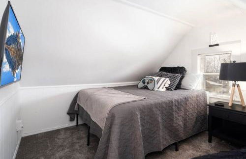 King Bed - 5 Min to MOA - 75 & 65' HDTV - Ping Pong - Foto 34