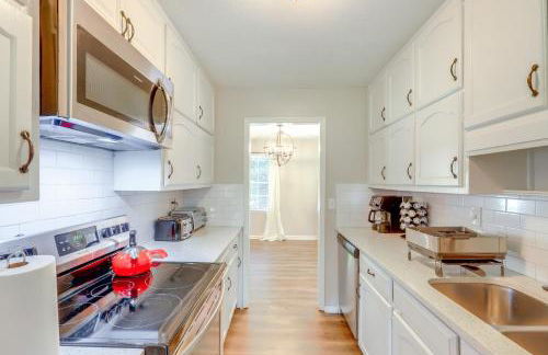 Deck and Game Room Family Home in Stockbridge! - Foto 10