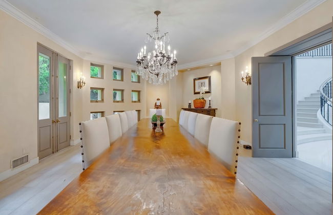 Carolwood - Modern Tuscan Villa With Rolling Lawns and Loggia in Holmby Hills - Photo 63