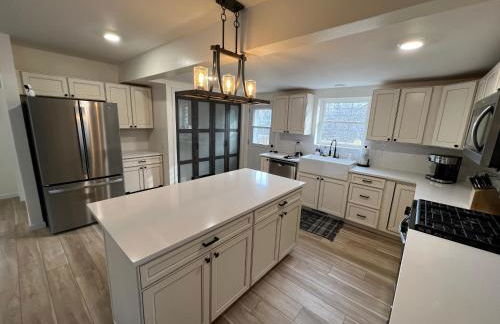 Modern Europe-Inspired Bungalow - Whole House with Workspace - Foto 1