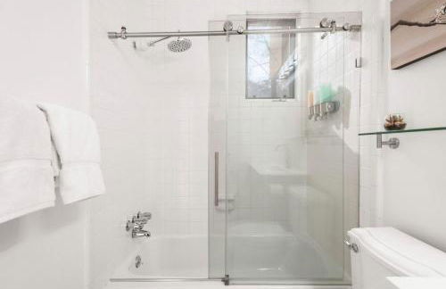 Renovated Riverfront 3 BR, 2 BA with Pool - Walk to Town! - Foto 12