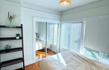 Bright, Modern & Artsy Space - Photo 7