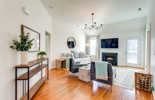 Game Room Fenced backyard Sleeps 10 Fire Pit - Photo 12