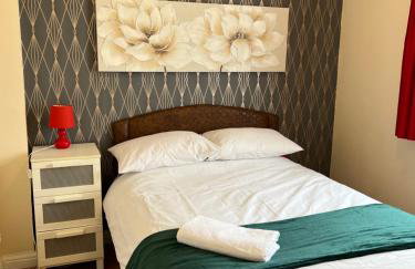 1 bedroom budget homely apartment, with free private parking and long term deals available - Foto 10