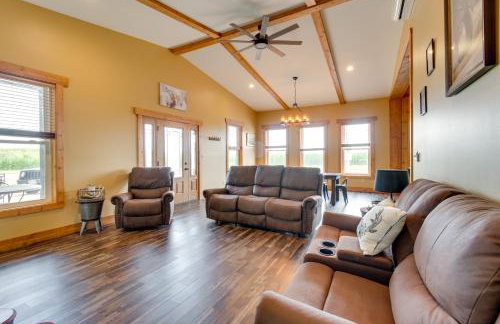 Tranquil La Prairie Retreat with Patio and Fireplace! - Foto 6