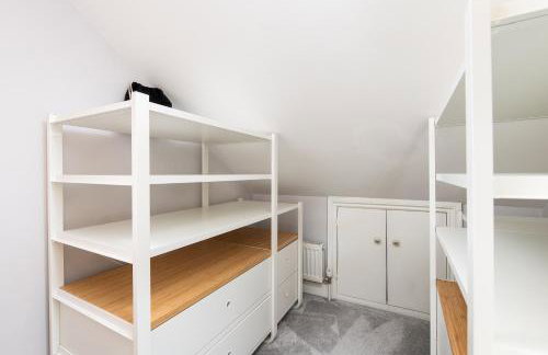 Charming Family Home with Stoves, Garden & Parking - Foto 30