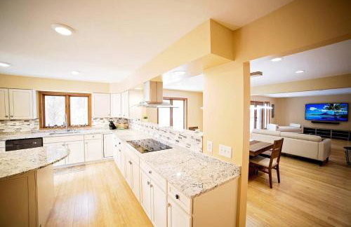 Stately Luxury Vacation Rental with a Private Hot Tub near Brown County State Park, Indiana - Foto 19