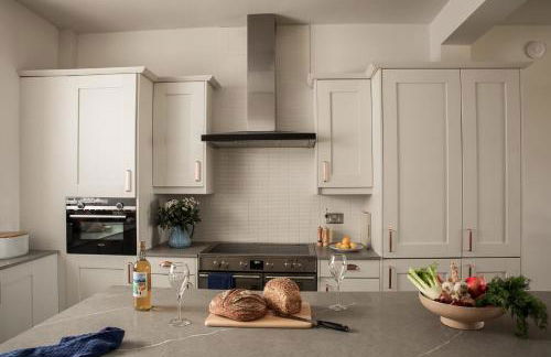 Luxury coastal retreat with sea views - Photo 12