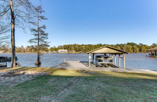 Tranquil Gantt Lake Home w/ Deck & Patio! - Foto 35