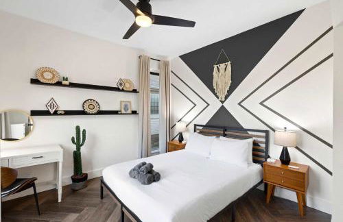 5BD Getaway w Pool Patio Firepit Mins to DT - Photo 22