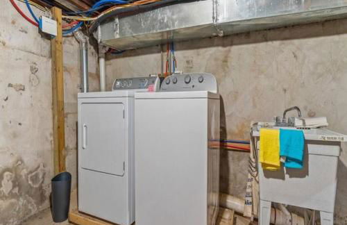 Bright & Modern Home with Patio - Foto 15