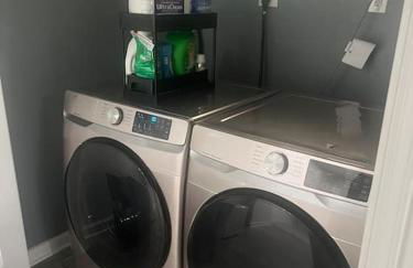 Stylish and Modern Large Bedroom - Foto 13