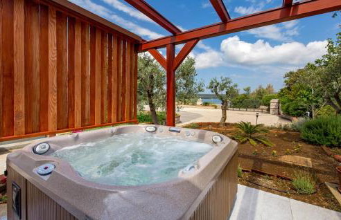 Vila s jacuzzijem i bazenom Mavrinac - Foto 12