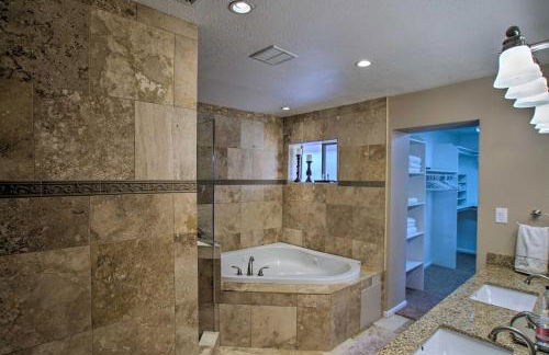 Group Getaway with Pool and Putting Green in Glendale - Foto 18