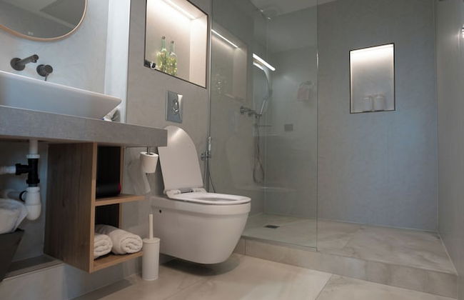 Panoramic Sea View Luxury Suite - Photo 23