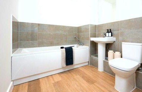 Luxury 2 Bedroom with Gym, Workspace, Balcony, Free Parking and 3 mins walk to train station - Foto 7