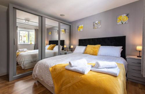 5Bed House with Games Room & Slide! Fast WiFI & FREE Parking - Photo 23