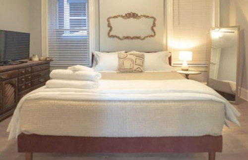 2BR with Workspaces & Deck ABODEbucks - Foto 16