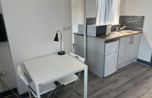 Newly refurbished studio, great location 8 studios - Photo 10