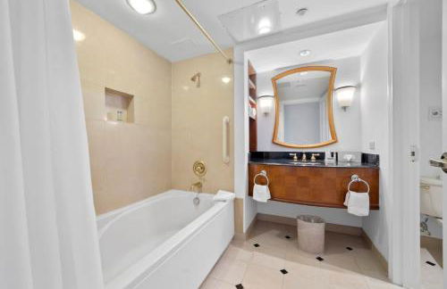 2BR Condo On The Boardwalk with 3 Baths CozySuites - Foto 22