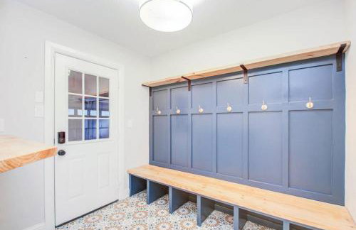 Luxury Mansion Dream Home - 6 Bed Pool Grill - Photo 14