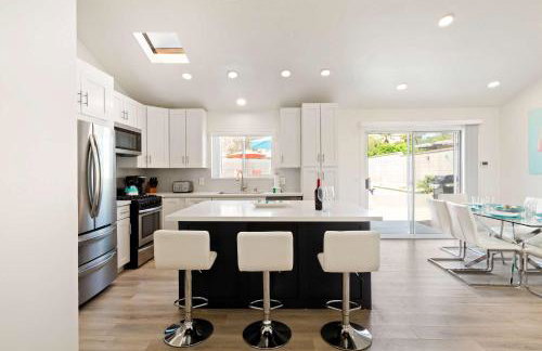 Experience Modern Luxury at Desert Hideaway - Foto 29