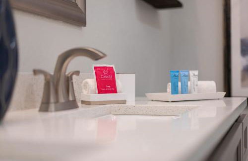 Top floor condo with view of lake, pool and fireworks! Next to Convention Center! - Foto 58