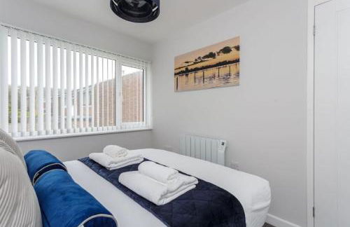 Castle View - 2 Bed Stylish Coastal Port Solent Retreat with Views! Parking, Sleeps 6 - LONG TERM STAY WINTER SPECIAL OFFER- By Blue Puffin Stays - Photo 28