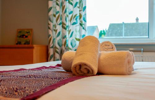 Pass the Keys Spacious and modern house with Free Parking - Photo 32