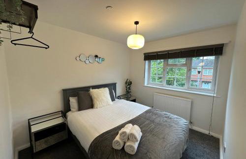 Comfortable 3 Bed House with Garden & Parking - Foto 23