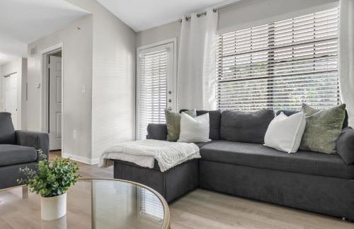 3BR Luxe Oasis near Downtown, Pool, Gym, Bball Crt - Foto 13