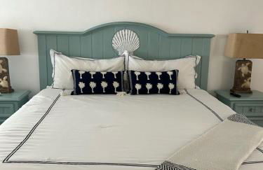 Private Bayfront Beach House with Dock, Steps to Beach and Restaurants - Foto 6