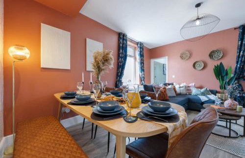 4-Bedroom Stunning Luxe, Spacious & Stylish Design House Bolton, Sleeps 11, with Parking Central Bolton, Links to Manchester, Pet-Friendly, Best For Groups! WORK CONTRACTORS SPECIAL OFFER! - by Blue Puffin Stays - Foto 15