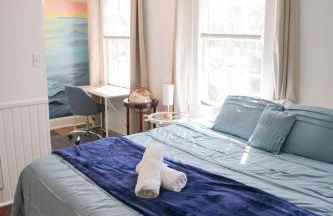 The Maiden Voyage - Themed Getaway, Steps to Forsyth, King Bed, Grill, Games, Picnic Basket - Foto 22