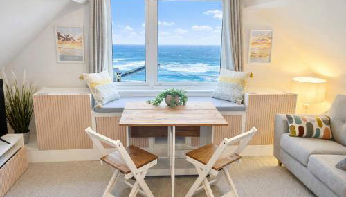 Pier View Retreat - 5 Mins Walk to Beach - Sea Views With Parking - Foto 5