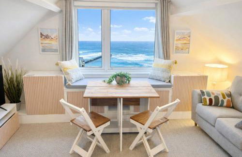 Pier View Retreat - 5 Mins Walk to Beach - Sea Views With Parking - Photo 5