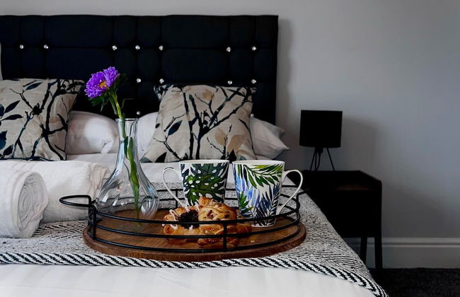 The Cheshire Gathering - Hot Tub 8 Bedroom - Photo 7