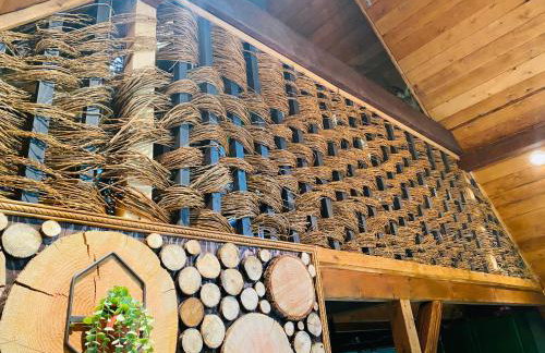 Luxurious European Chalet in the Forest with Riverview - Foto 5