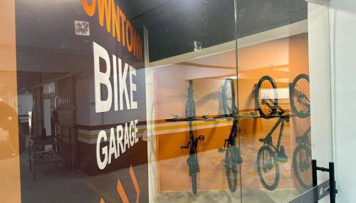 Downtown 2 Suites Piscina, ar, academia, cowork e vaga - Foto 3