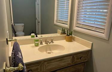 World Cup Ready - Spacious 5-Bedroom Home with Pool, Hot Tub, and Outdoor TV - Foto 14