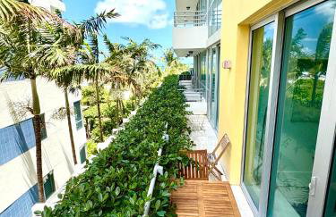 Beachfront Bentley Hotel One Bedroom Suite with Balcony and Beach access - Foto 39