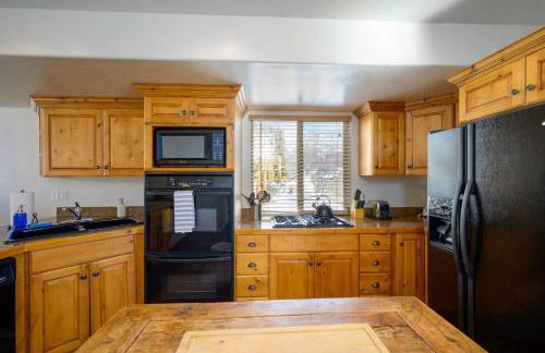 Bigfoots Alpine Retreat MH710By Powder Mtn Hot Tub - Photo 19