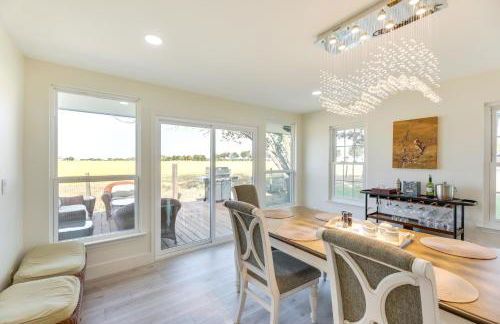 Remodeled Farmhouse on 18 Acres 8 Mi to Elgin! - Foto 12