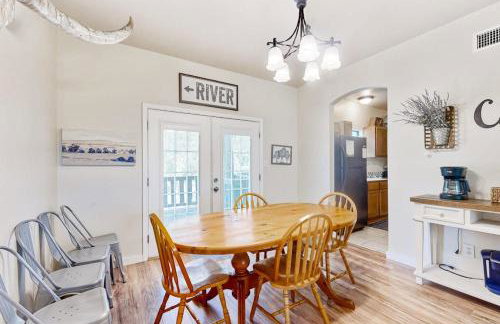 Blue Casa Rio | Riverfront Oasis with Private Beach, Deck & Fire Pit - Foto 9