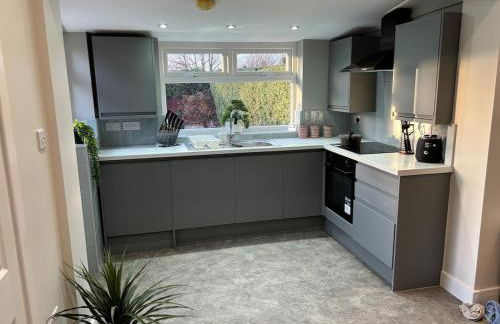 3 Bedroom home, with 4 beds, parking, walk to station & town centre families and business visitors welcome - Foto 39