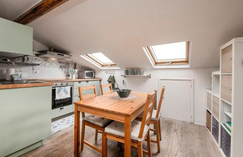 049 - Attico ELEGANTE, 10 minuti a piedi da MARE e SPIAGGIA - POSTO AUTO PRIVATO GRATIS - Foto 1