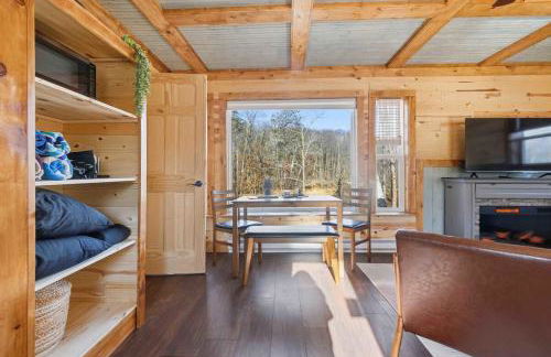 NEW! BEAR Necessities tiny home, outdoor theater! - Foto 35